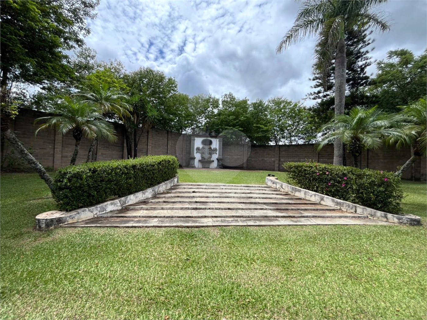 Terreno em condomínio fechado com 512 metros