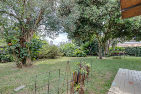 Casa Térrea à venda ou para alugar com 5 quartos, sendo 2 suítes,  em Jardim Prudência, São Paulo, SP