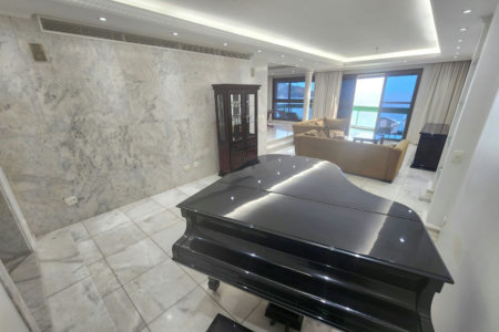 Apartamento Alto Padrão Frente Mar com 4 Dormitórios, 3 Suítes e 3 Vagas na Orla de Santos