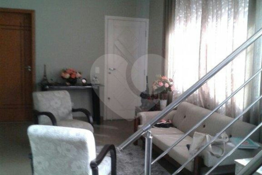 Casa à venda com 4 quartos, sendo 3 suítes, no condomínio Travessa Camarajibe,12, São Paulo - SP