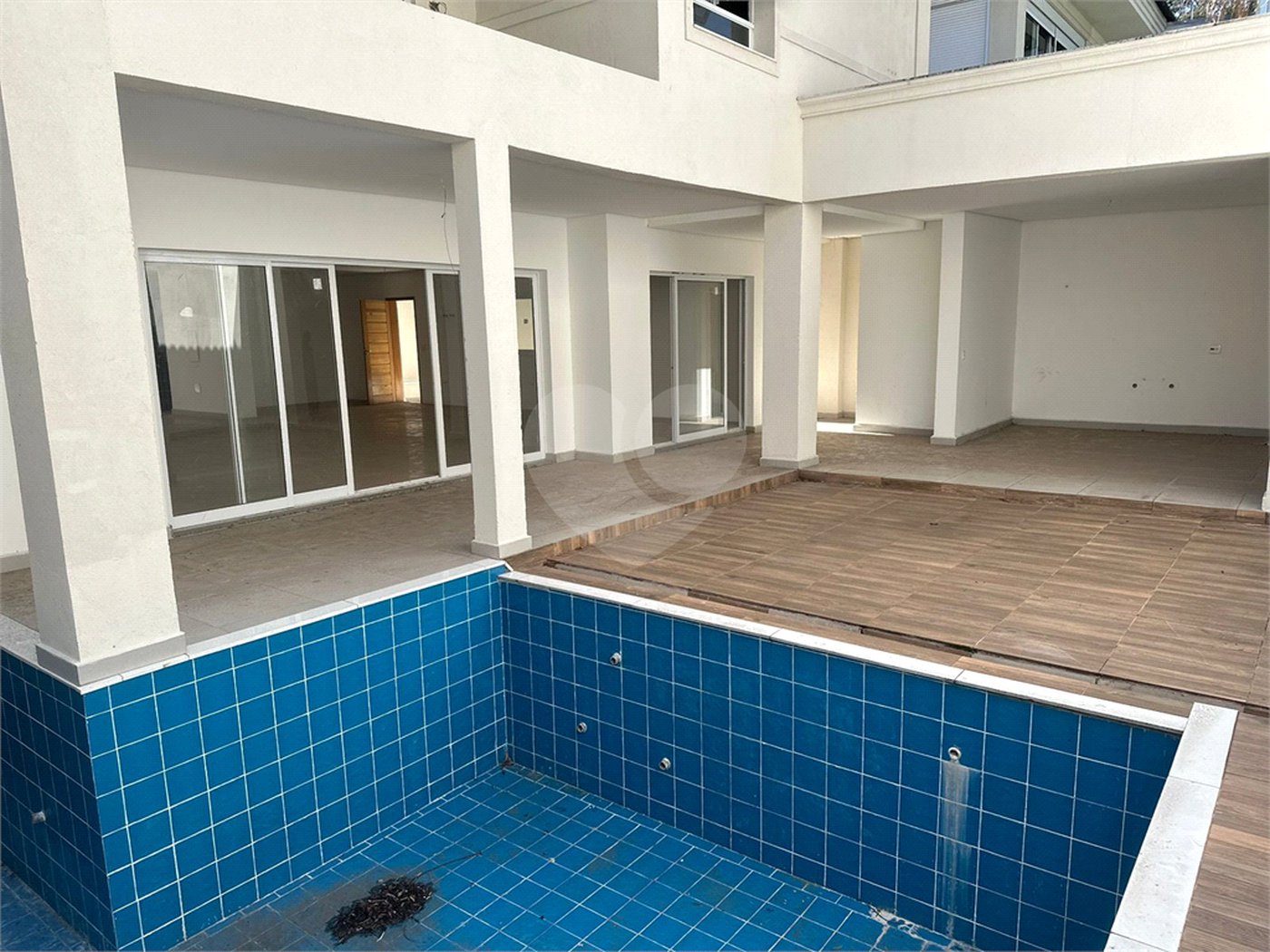 Casa à venda com 4 suítes no condomínio Villaggio Houda, São Paulo - SP