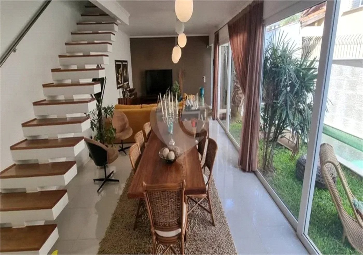 SOBRADO MOBILIADO DE 199,0 M² COM 02 SUITES, 04 VAGAS E PISCINA PARA VENDA NO JARDIM VIRGINIA BIANCA