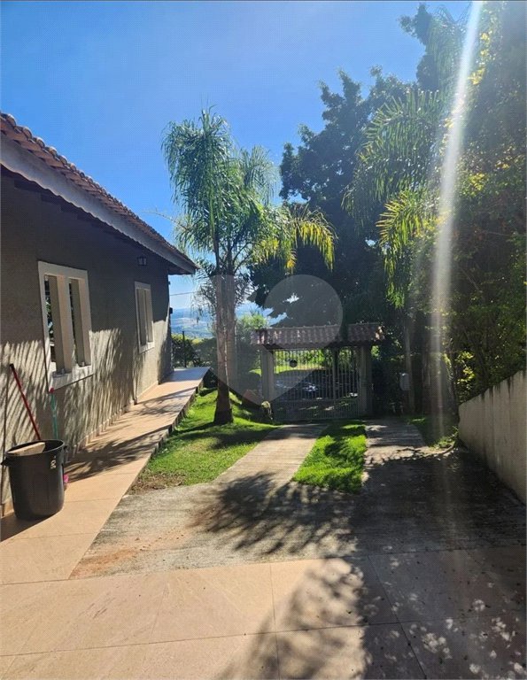CASA EM CONDOMÍNIO FECHADO COM 220M² Área Construída e 1500m² de Area Total com 4 Suítes. Cond Village de Atibaia - Atibaia -Sp