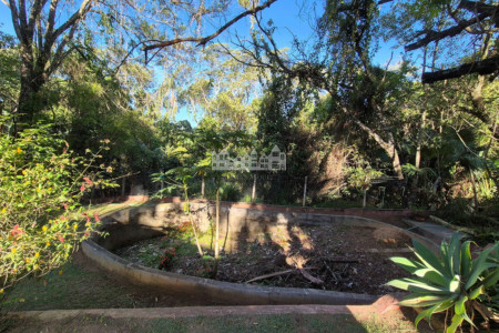 Casa Pé na Água em Atibaia com Acesso à Represa e Mais de 3.000 m² de Natureza