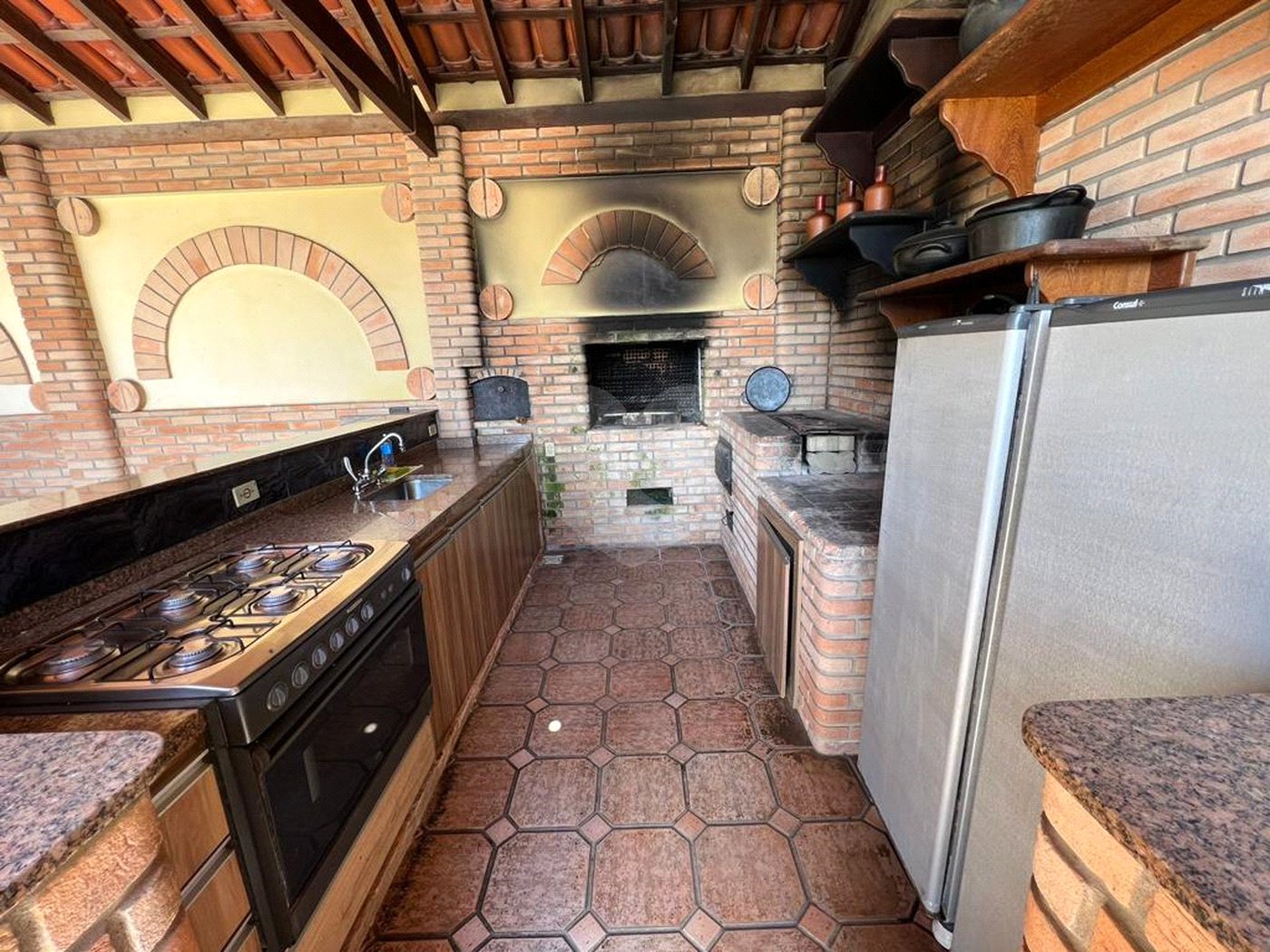 Casa à venda ou para alugar com 4 quartos, sendo 3 suítes, no condomínio Monte Belo, Salto - SP