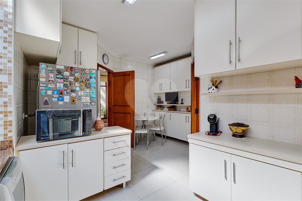 Casa à venda com 3 quartos, sendo 2 suítes, no condomínio Granja do Morumbi, São Paulo - SP
