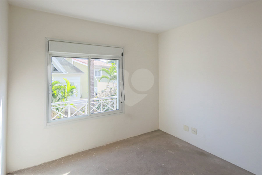 Casa à venda com 4 quartos, sendo 2 suítes, no condomínio Bristol Village, São Paulo - SP