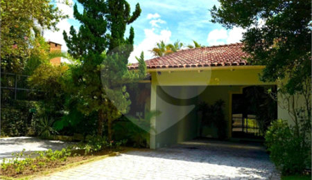 Sobrado à venda com 5 quartos, sendo 3 suítes,  em Jardim Leonor, São Paulo, SP