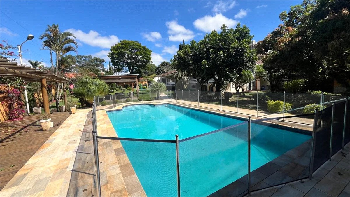 Residência térrea com 05 dormitorios, sendo 03 suítes, piscina e vagas para autos em Atibaia sp