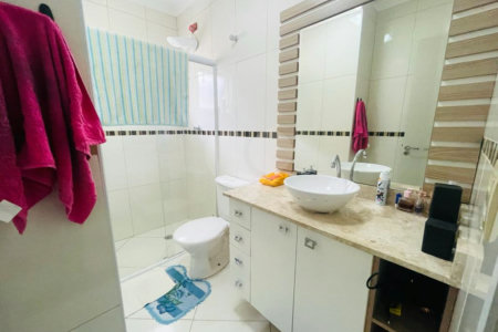 Casa à venda com 3 quartos, sendo 1 suíte, no condomínio Rafaela I, São Paulo - SP