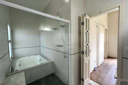 Casa à venda com 5 quartos, sendo 3 suítes,  no condomínio Village Saint Charbel, Araçoiaba da Serra - SP