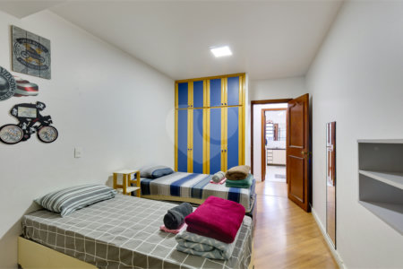 Casa Térrea à venda com 5 quartos, sendo 2 suítes, em Alto da Boa Vista, São Paulo, SP