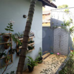 Sobrado com quintal amplo e arborizado a venda
