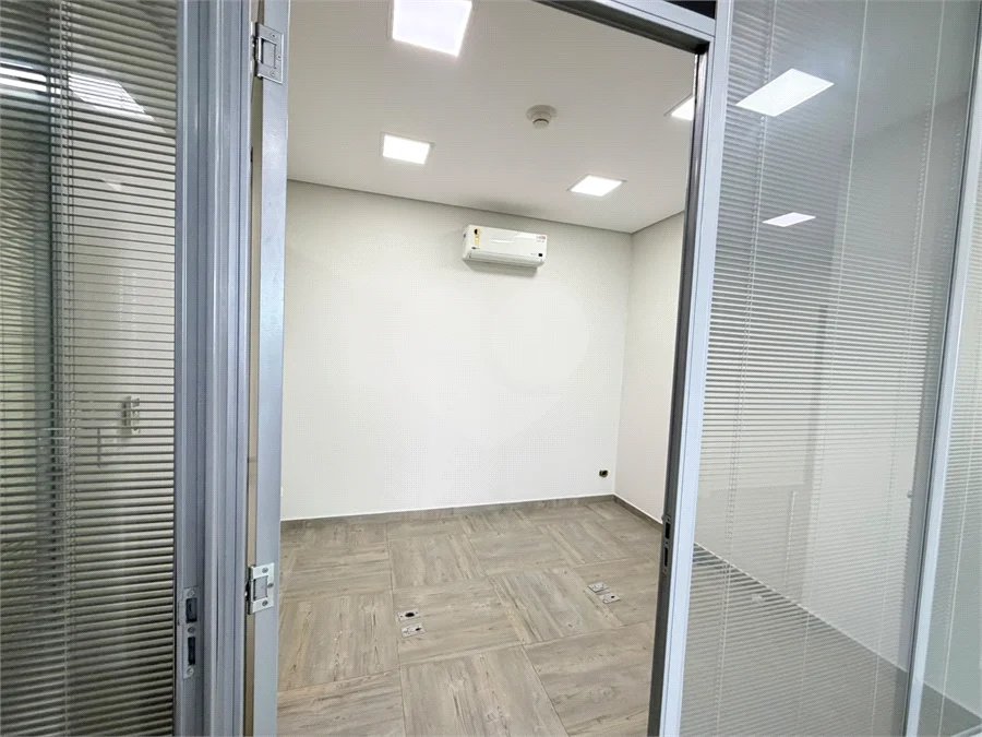 Sala para locação Domo Business 101 m - 2 vagas - Sala com divisórias, ar condicionado e banheiro.