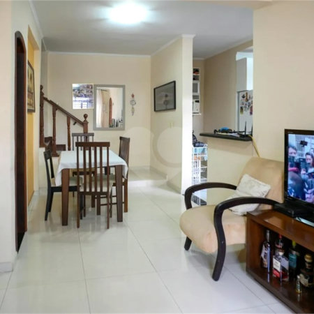 Sobrado com 2 vagas.