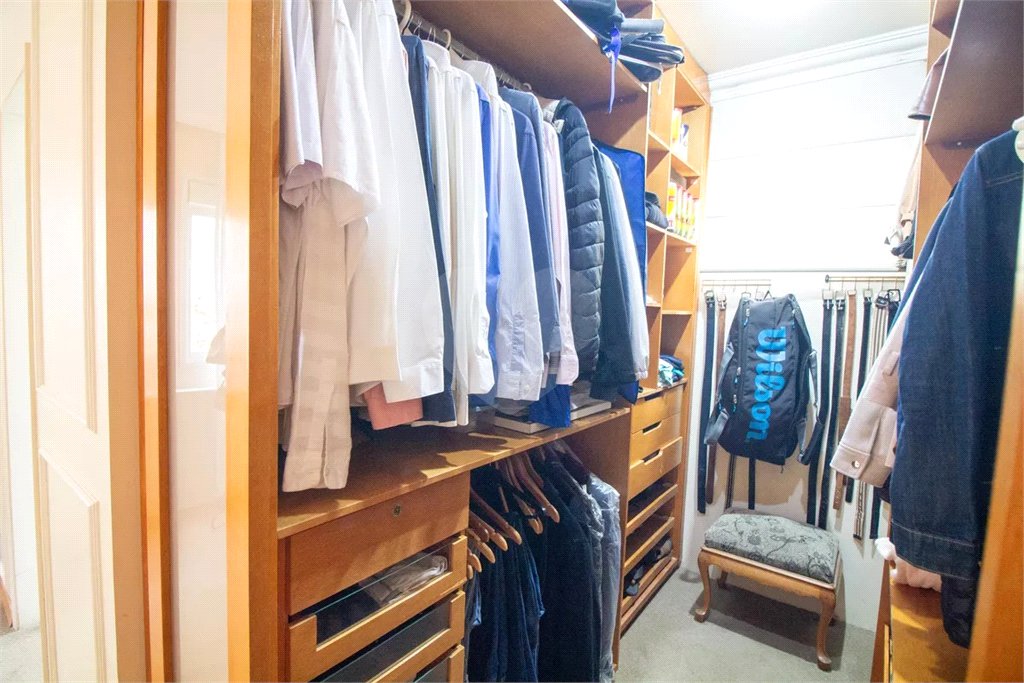 Casa à venda com 4 quartos, sendo 3 suítes, no condomínio Residencial Sans Souci, São Paulo - SP