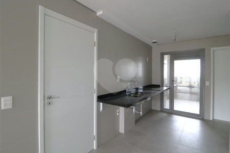 Apartamento à venda com 3 suítes em Moema, São Paulo, SP