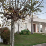 Casa à venda com 5 quartos, sendo 4 suítes, no condomínio Village Saint Charbel, Araçoiaba da Serra - SP
