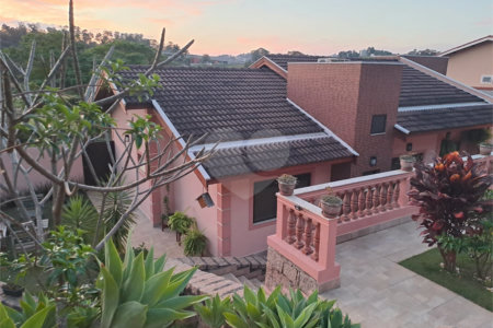 Casa à venda com 3 quartos, sendo 1 suíte, no condomínio Estância Marambaia, Vinhedo - SP