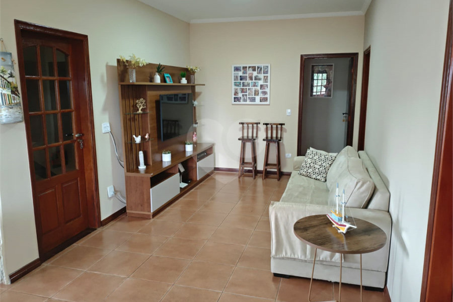Casa à venda com 4 quartos, sendo 2 suítes,  em Country Residencial Felix, Bom Jesus dos Perdões, SP