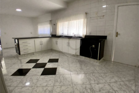 Casa à venda com 4 quartos, sendo 2 suítes, no condomínio Flamboyant, Atibaia - SP