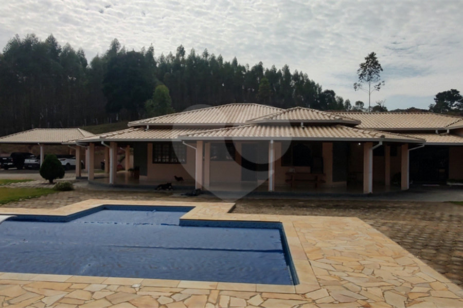 Casa à venda com 4 suítes no Centro, Extrema, MG