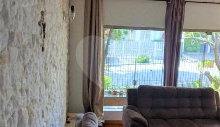 Casa à venda com 4 quartos, sendo 1 suíte,  em Jardim Avelino, São Paulo, SP