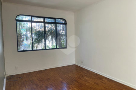 Sobrado à venda com 3 quartos, sendo 1 suíte,  em Parque Maria Domitila, São Paulo, SP