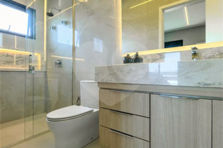 Indaiatuba - Condominio Villa Sapezal - 318 m² de Terreno - 230 m² de Área Construída - 3 suítes, sendo 1 Master com closet planejado - Sala de TV - Sala de estar integrada à Sala de jantar - Cozinha com móveis planejados - Despensa - Escritório planejado - Lavabo - Piscina com preparação para aquec