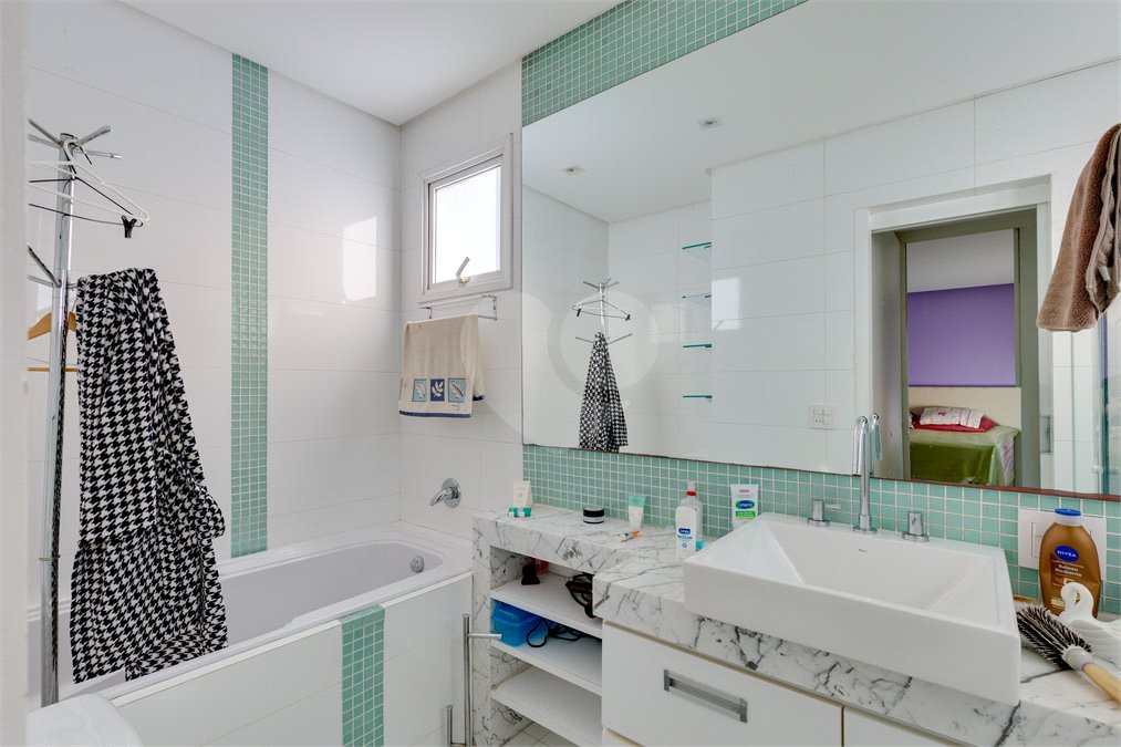 Casa de Vila à venda com 4 quartos, sendo 3 suítes, em Chácara Santo Antônio, São Paulo, SP