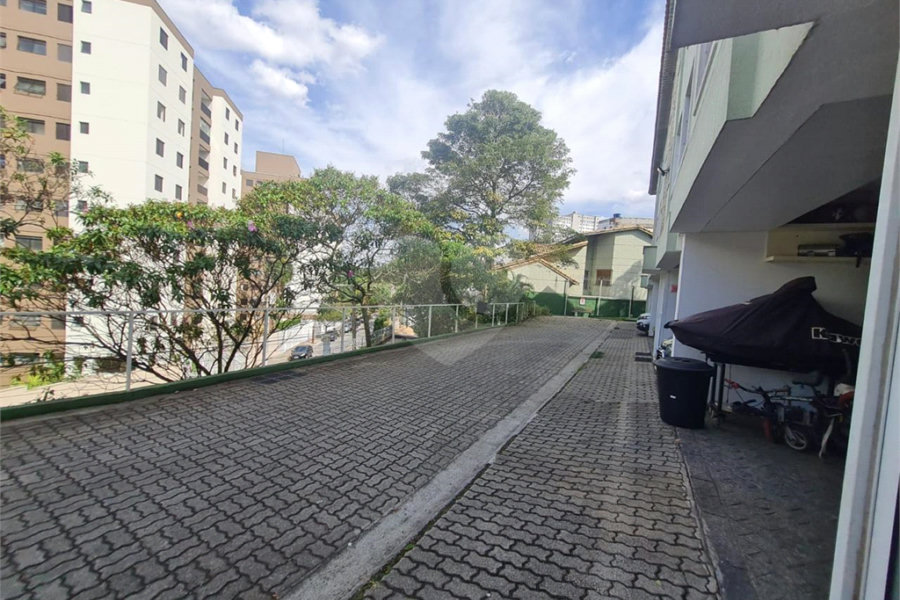 Casa à venda com 3 quartos, sendo 1 suíte, no condomínio Jardim Itatinga II, São Paulo - SP