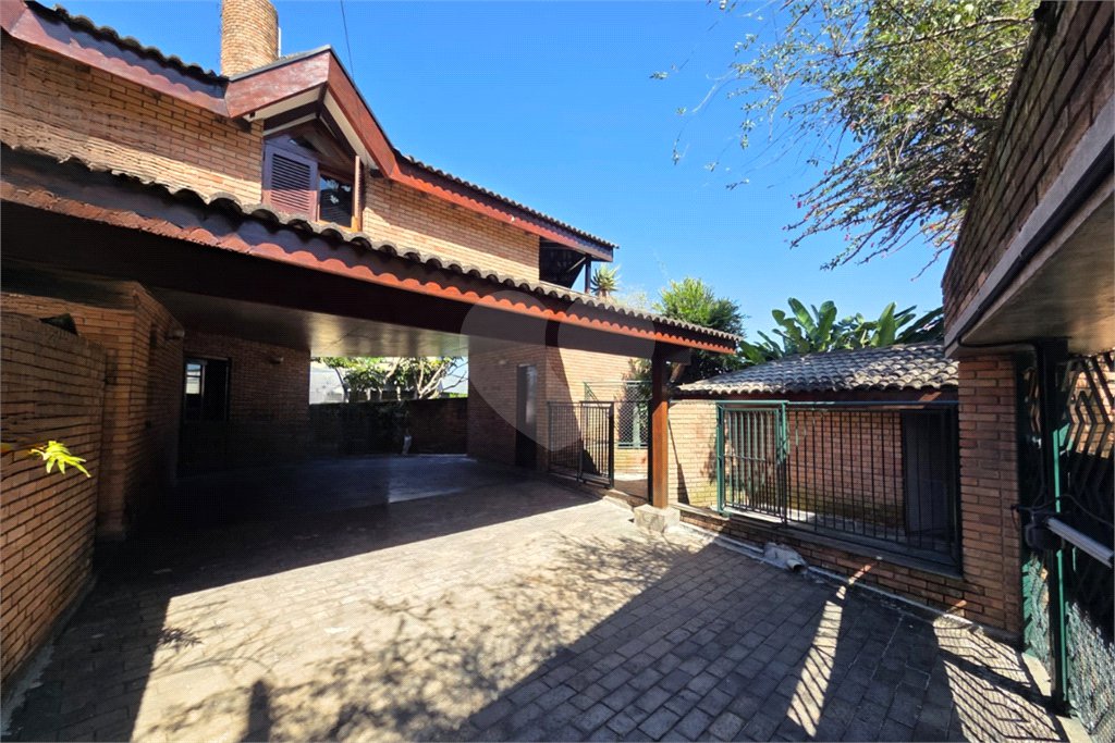 Casa à venda com 4 quartos, sendo 2 suítes, em Cidade São Francisco, São Paulo, SP