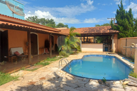 Casa térrea com piscina no Residencial Samambaia.