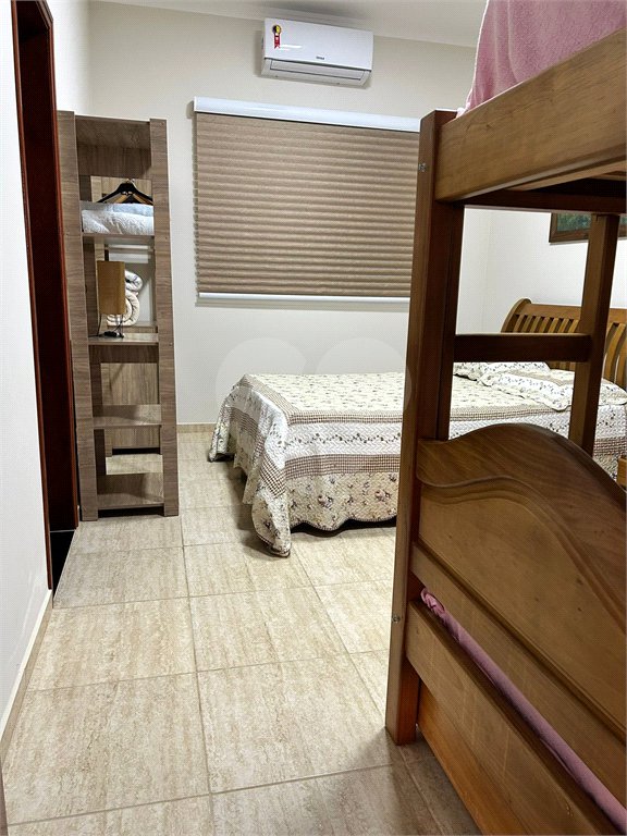 Casa à venda com 2 suítes em Loteamento de Chácaras Arumã, Sarapuí, SP