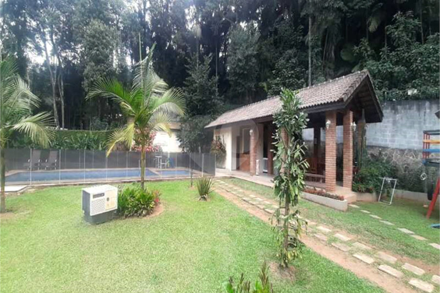 Sobrado à venda com 4 suítes em Serra da Cantareira, Mairiporã, SP