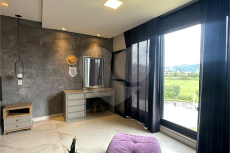 Sobrado à venda com 4 quartos, sendo 2 suítes,  no Centro, Joanópolis, SP