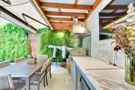 Casa à venda com 4 suítes no condomínio Jardim Flora, São Paulo - SP