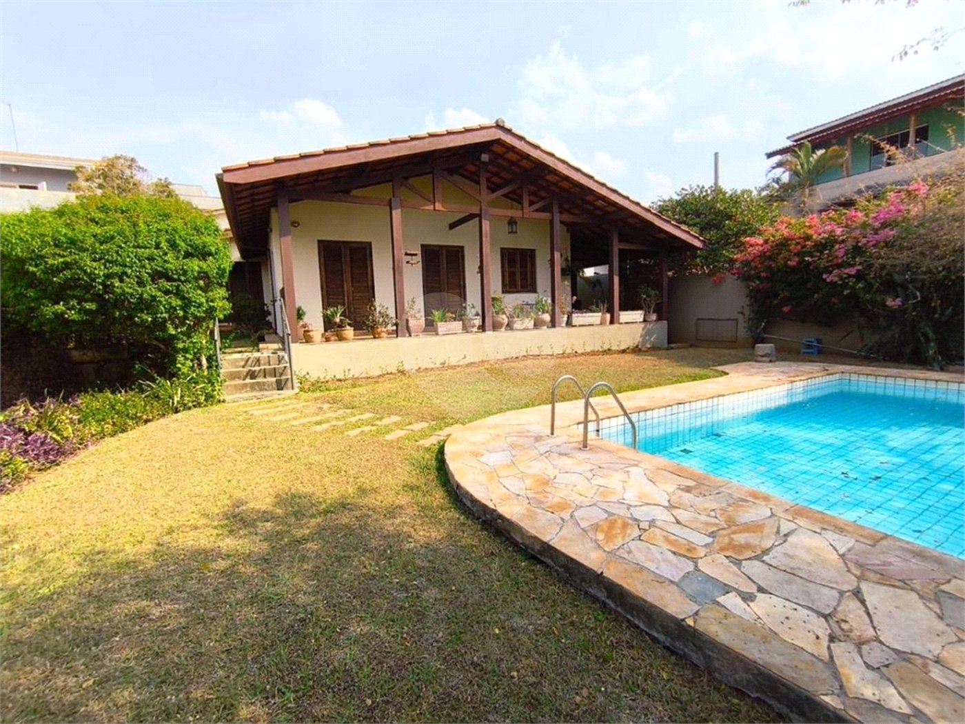 Casa à venda com 4 quartos, sendo 2 suítes, em Jardim Santa Bárbara, Atibaia, SP