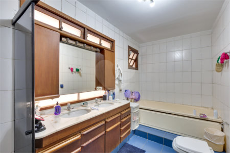 Sobrado à venda com 4 quartos, sendo 2 suítes, em Chácara Santo Antônio, São Paulo, SP