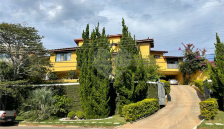 Casa à venda com 9 quartos, sendo 4 suítes, em Condomínio Flamboyant-b, Atibaia, SP