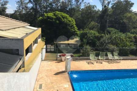 Casa à venda com 4 quartos, sendo 3 suítes, no condomínio Serra da Estrela, Atibaia - SP