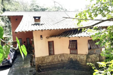 Casa à venda com 4 quartos, sendo 1 suíte, no condomínio Quinta da Cachoeira, Embu das Artes - SP