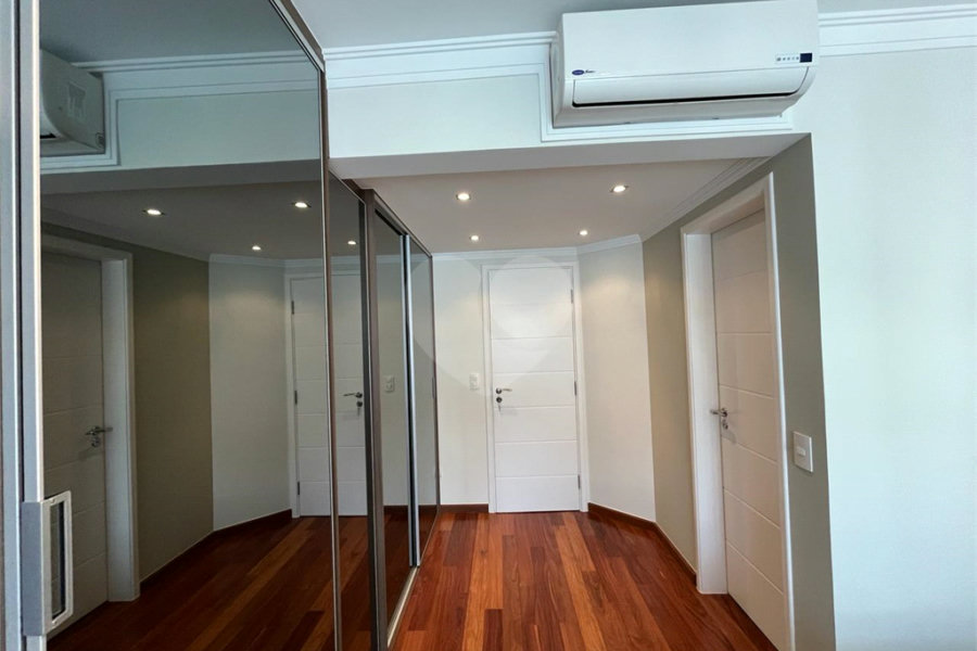 Casa à venda com 4 quartos, sendo 2 suítes, no condomínio Floradas da Serra, São Paulo - SP