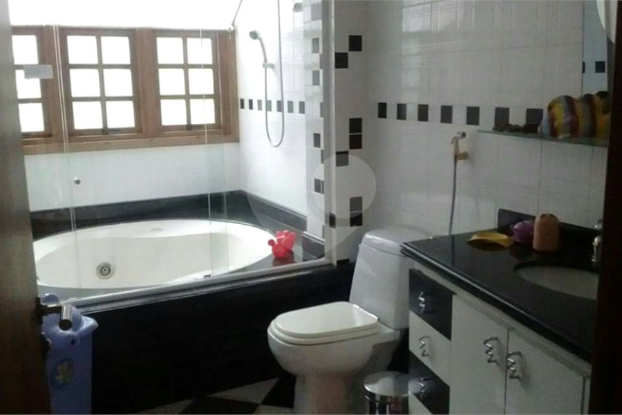 Casa à venda com 4 quartos, sendo 2 suítes, no condomínio Champs Elysees Village, Mairiporã - SP