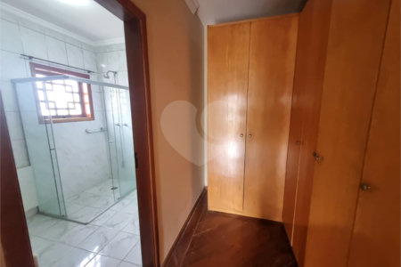 Sobrado à venda ou para alugar com 5 quartos, sendo 4 suítes,  em City América, São Paulo, SP