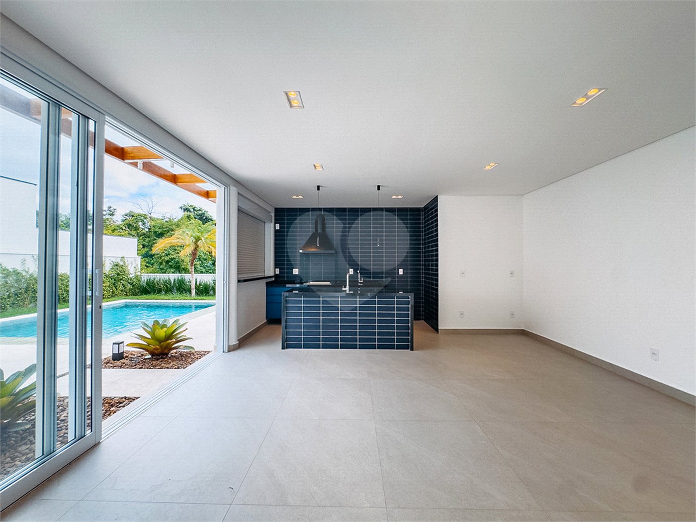 Casa à venda com 4 suítes no condomínio Villa dos Pinheiros, Indaiatuba - SP
