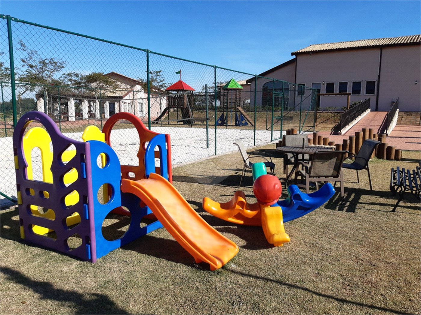 Casa à venda com 4 suítes no condomínio Campo de Toscana, Vinhedo - SP