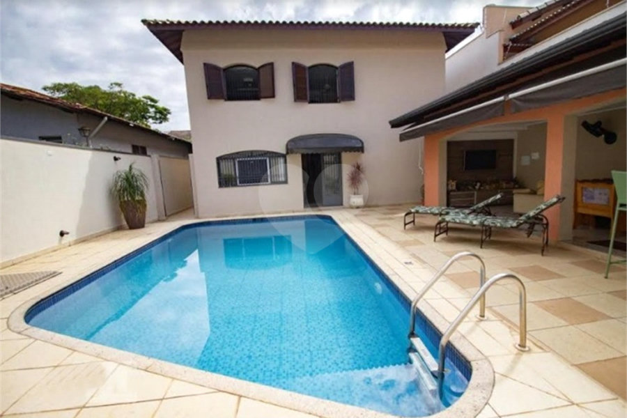 Sobrado excelente com piscina. Espaço gourmet. Salão de festas. Home office. Rua particular