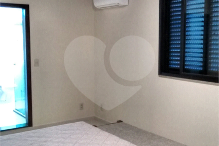 Casa à venda com 4 quartos, sendo 1 suíte, no condomínio Travessa Jacob,38, São Paulo - SP