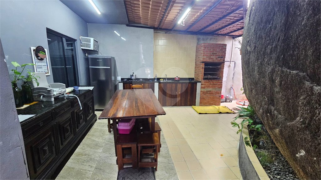Casa à venda com 3 quartos, sendo 2 suítes, no condomínio Vale Encantado, Rio de Janeiro - RJ
